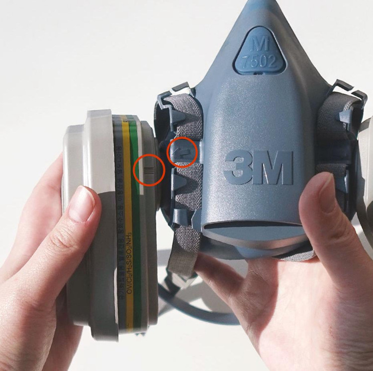 ماسک نیم صورت 3M 7502 | ماسک تنفسی سیلیکونی تری ام با قابلیت نصب انواع فیلتر
